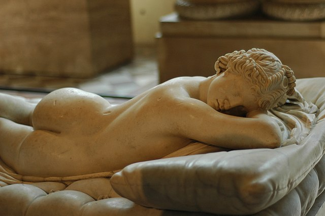 Achterkant van het beeld de slapende Hermaphrodiet, lijkend op een vrouw