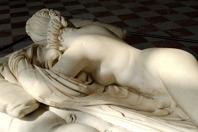 Voorkant van het beeld de slapende hermaphrodiet, lijkend op een man door een mannelijk geslachtsdeel