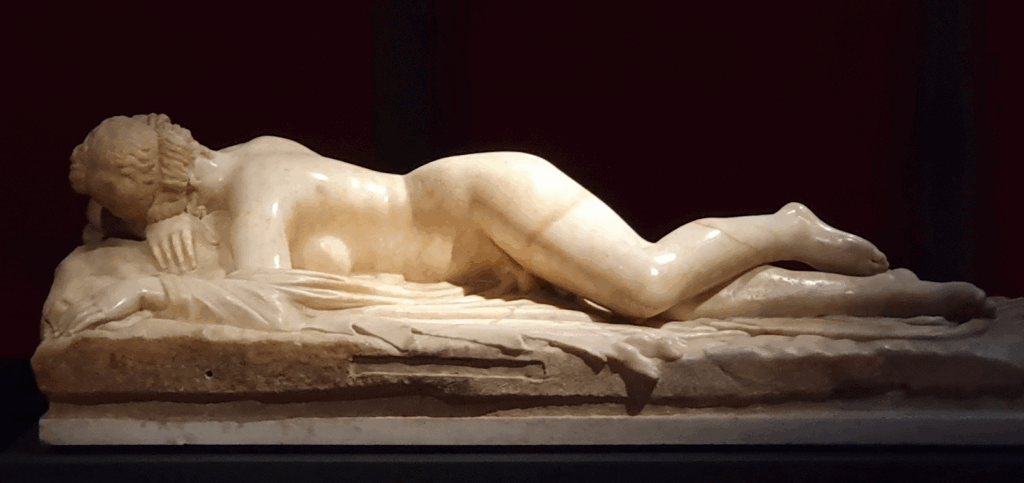 Voorkant van de Slapende Hermaphroditus